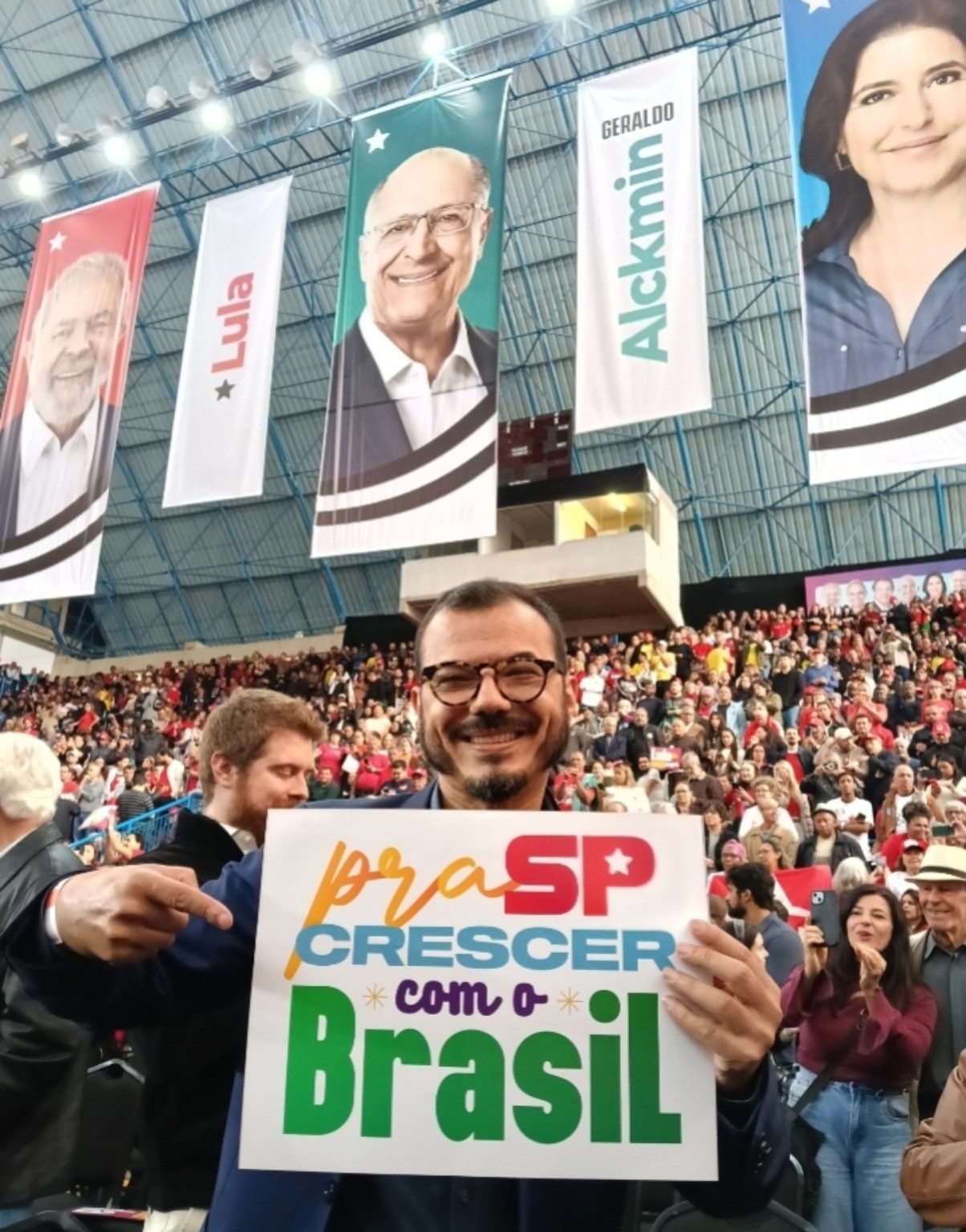 Marcos Vargas segurando cartaz em encontro político